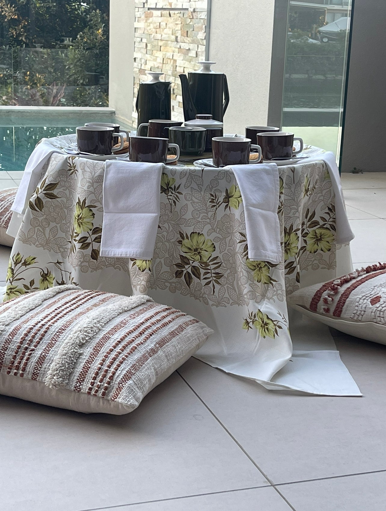 Vintage Mid-Century Retro Picnic Sets & Tablecloths Rockhampton Vintage Hire