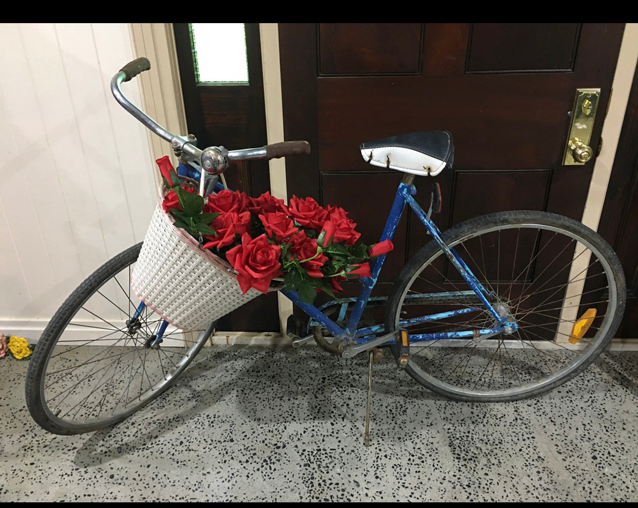 RVH Welcome your guests with this Vintage push bike decorated with flowers and your personalized sign. Rockhampton Vintage Hire